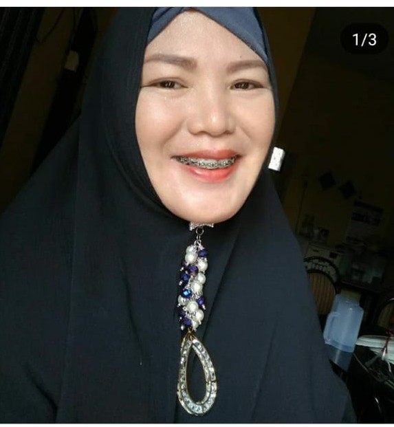 Zulfah Wahyuni Inovasikan Batu Akrilik Menjadi Aneka Bros Jilbab